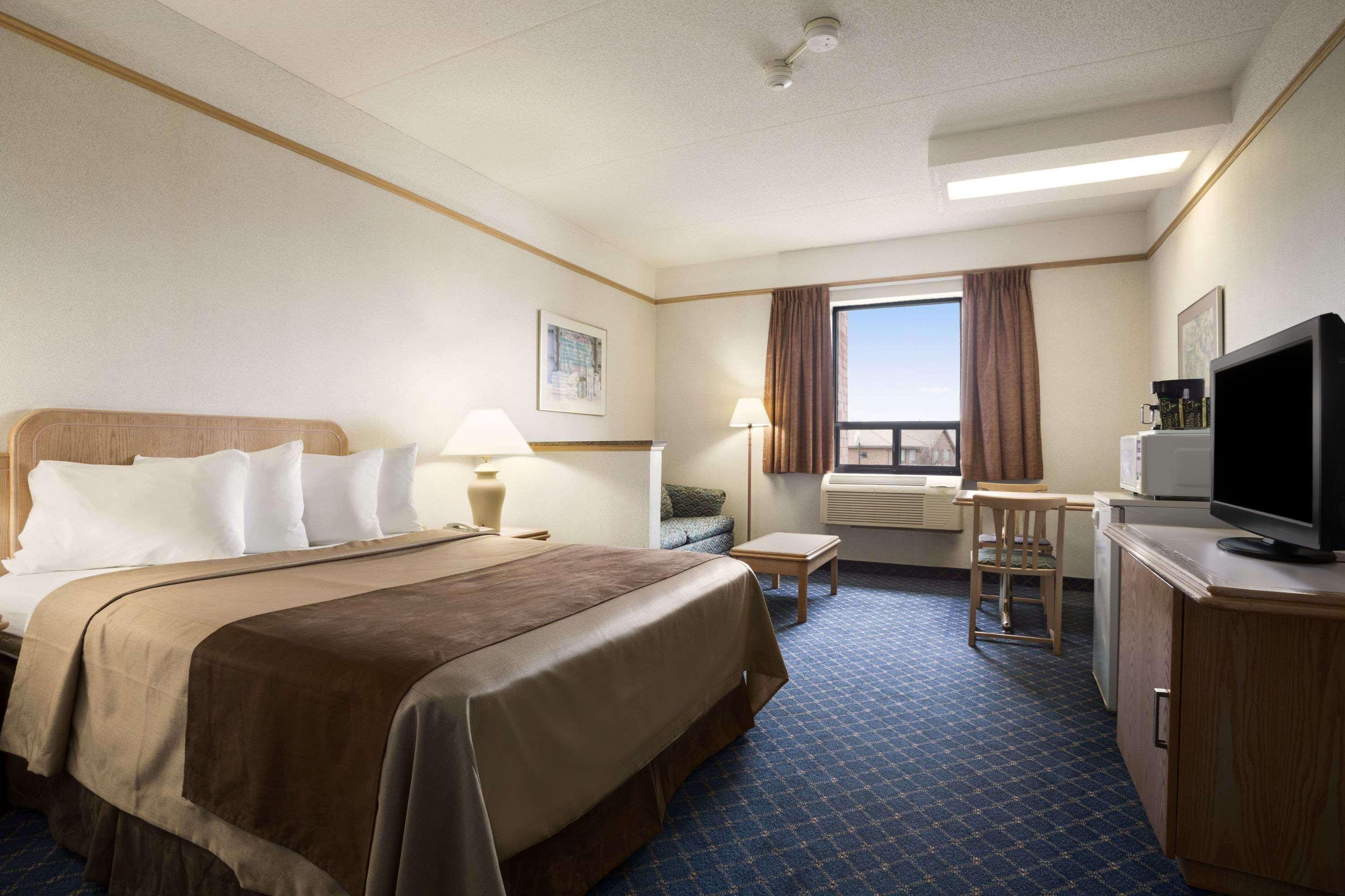 Travelodge By Wyndham Chatham Exterior photo